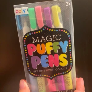 Pennor som blir fluffiga  - Säljer mina pennor . Säljer dom för att jag använder dom inte. Om man målar med dom och sedan blåser med en hårfön så blir dom fluffiga . Det står Add heat to make ink puff up like popcorn! På förpackningen.