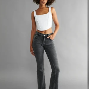 Bootcut jeans - Säljer mina gina jeans för dem ej kommer till användning mera. Dem är i bra skick förutom längst ner där dem har gått sönder(se sista bilden). Dem precis lite för långa för mig som är ca 165. Nypris 500