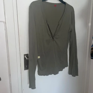 Grön tröja med utsvängda armar  - En v-ringad grön tröja. Säljer för att det ej är min stil längre. Det står ingen storlek på men den passar L-XL beror på hur tight man vill att den sitter. 