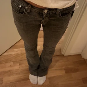 Lågmidjade bootcutjeans - Jättefina lågmidjade bootcutjeans.  Väldigt bra skick! På bilden har dem säkerhetsnålar längst ner så det går att få dem lite längre💕nypris 500