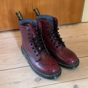 Dr. Martens 1460 Viper Snake Leather Boots - Sällsynta vinröda och svarta läder Dr. Martens skor dam med ormskinns mönster. I princip oanvända så i nyskick, inga defekter, skador eller tecken på användning. Storlek: EU 38, UK 5, US 7