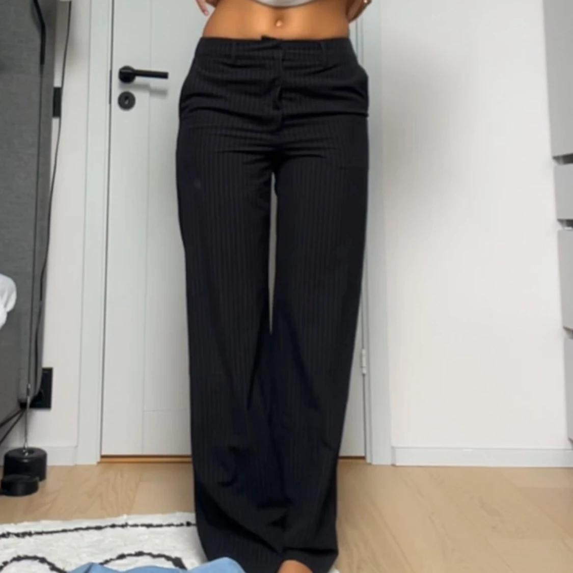 Svarta kostymbyxor med ränder