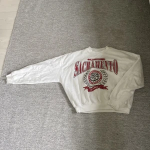 Vit sweatshirt från Stay med Sacramento-tryck - Säljer en vit sweatshirt från Stay i storlek S. Tröjan har ett coolt tryck. Den är långärmad och perfekt för en avslappnad stil. Passar bra till både jeans och leggings. Tröjan är i mycket bra skick/knappt använd och redo för en ny ägare! Tröjan är köpt från Carlings