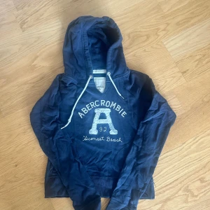 Mörkblå hoodie från Abercrombie & Fitch - Säljer en snygg och bekväm mörkblå hoodie från Abercrombie & Fitch.  