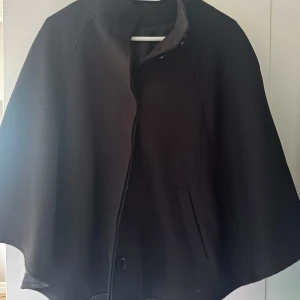 Svart poncho/capé - Supersnygg svart poncho/cape 💕💕