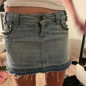 Jeanskjol - Säljer nu min sjukt coola jeanskjol😍Den har jättesnygga nitar på sig och jättefina fickor💗Verkligen så snygg och passar till ALLT! Storlek 34 ungefär Xs💗Den är unik ingen jag träffat har haft likadan💗Hör av er om ni har frågor, inga frågor är dumma💗