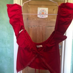 Red summer top - Sååå fin röd topp från Linn ahlborgs kollektion med NAKD. I fint skick utan defekter☺️