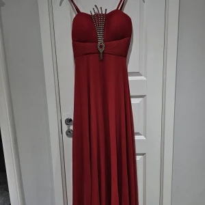 Röd klänning  - Jag har använt den en gång och säljer den för att behöver inte den längre 