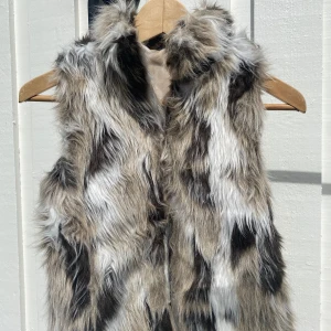 Pälsväst  - Pälsväst från Zara Kids men stor i storleken. 