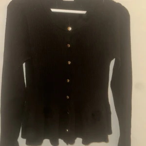 Vila Kofta - Storlek M ( liten i storleken) Stickad tröja från Vila. Guld knappar Tidigare köpt för 600 och säljer för 250
