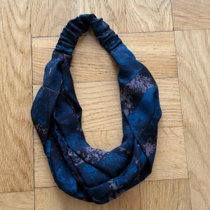 Hårband i siden - Handgjord från mindre konstnär men är aldrig använd då jag inte gillar looken med hårband 