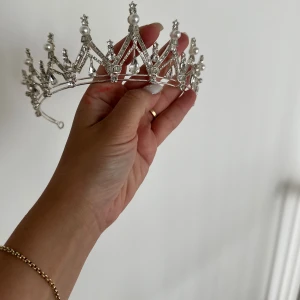Tiara - Vacker tiara för alla self claimed drottningar där ute! Tiaran är utrustad med vackra ädelstenar! Royal Queen Tiara är en vacker tiara med vackra ädelstenar. Passar till alla kungliga outfits som kan bäras på maskerader och halloweenfester/bröllop/fö