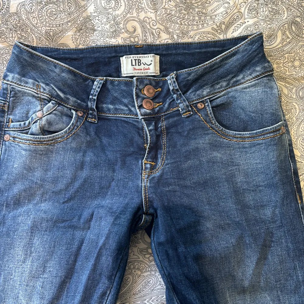 Säljer ett par snygga blå jeans från LTB(äkta) De passar om man har mellan XS-M i storlek. Jag är 170 och de är lite korta i benen så jag skulle säga att är du 165-170 passar dem. De är i bra skick. har en slits längst ner på byxbenet som lätt går att klippa upp om man önskar en högre slits. PS: Pris kan diskuteras!. Jeans & Byxor.