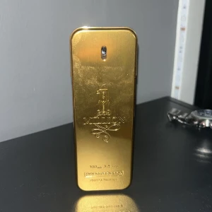 One million edt  - Säljer nu denna One million edt 100ml. Otroligt fin maskulin doft som lägger sig fint på huden. Hör av er vid frågor.(kan gå ner i pris vid snabb affär)Köpt för 800kr :)