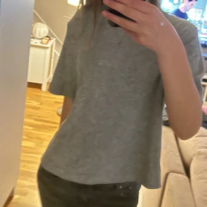 Grå t-shirt  - Knappt använd, ca 2 gånger. Inga bra bilder sp fråga om fler om man önskar!💕