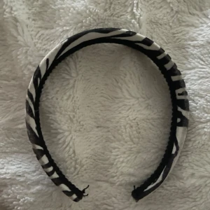 Zebra diadem - Säljer detta diadem då den inte kommer till användning tyvärr! Bra skick bara lite små fläckar över den därav billigare pris! Skriv för fler bilder.💗