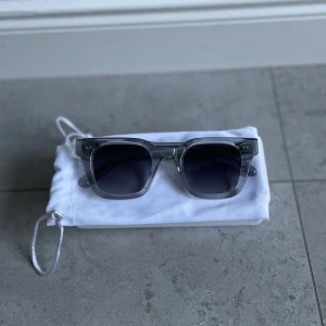 Chimi 04 Grey  - Tja! Säljer mina galet snygga Chimi solglasögon till bra pris, pga att de aldrig används längre. Dem är i mycket bra skick, bortsett från att delarna vid öronen är lite lösa, går dock att fixa lätt hos expert. Hör gärna av dig vid frågor/intresse😊