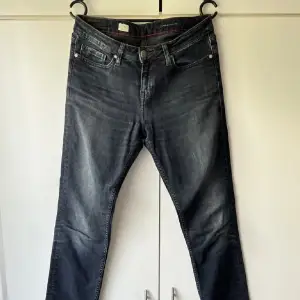 Mörkgrå jeans från Tommy Hilfiger! Skulle säga att de är straight-slim❤️ storlek 28/32, 200kr. Köparen står för frakt📬Tryck inte på ”köp direkt” 