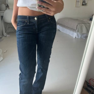 Low waist jeans - Jätte snygga low waist jeans i storlek W25💕 Dom är i jättebra skick! Skriv om ni undrar något🩷