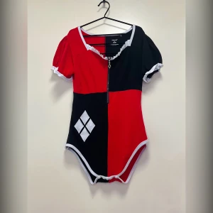 LittleforBig Mad Love onesie - Mad Love onesie från LittleforBig Strl L, mått enligt bild nr 5 Endast provad en gång, fint skick! Nypris ca 480 exklusive frakt+import