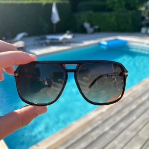 Solglasögon  - HELT NYA. Fetaste solglasögonen?!?   Helt nya solglasögon, made in Italy, i 3 olika färger. Finns i brunt, leopard, svart. Coolt fodral medföljer.  Tags: Rayban boyfriend, Tom Ford solglasögon, grisch solglasögon, carrera, Valentino, Louis Vuitton, 