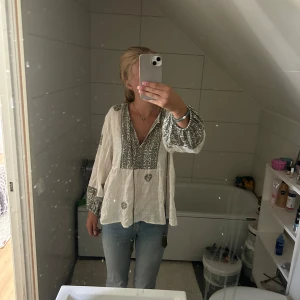 zara blus - säljer denna jättefina blusen från zara då jag knappt har använt den och kommer inte använda heller. är i storlek M men passar som xs-s💞nypris 400 säljer för 310, diskuterar gärna pris💞
