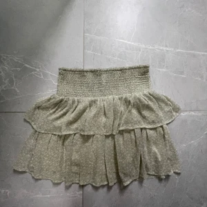 Volangkjol  - Fin volangkjol från Vero Moda Använd men i bra skick  Stl M men sitter jättebra på s/xs🥰