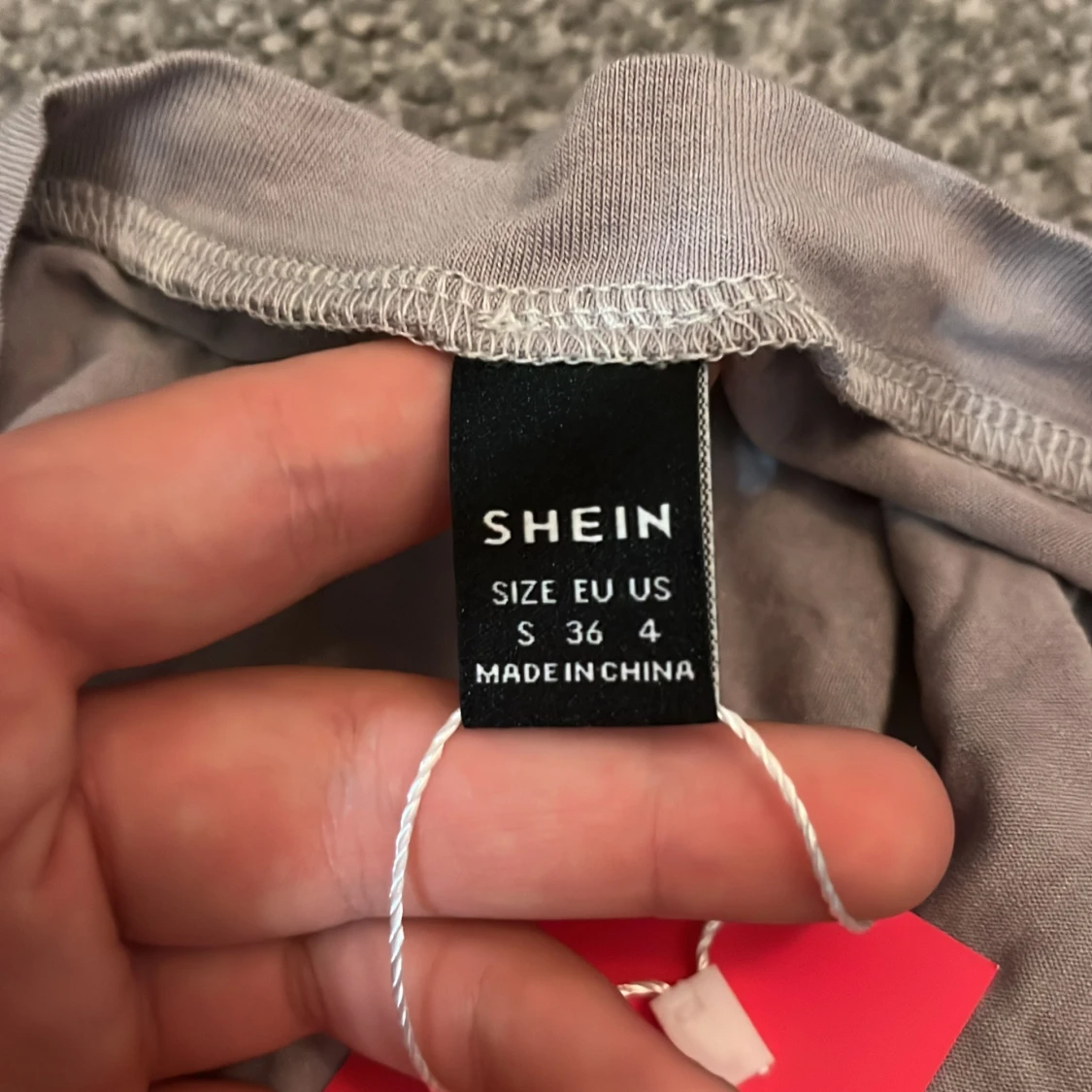 Beige t-shirt med fjärilsmotiv från Shein - 91