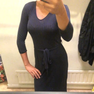 Svart tunn klänning  - Ingen användning  Svart fin klänning med band Bra skick 