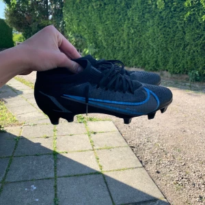 Svarta fotbollsskor från Nike - Säljer ett par svarta fotbollsskor från Nike. modellen är Nike PRO och säljer dom pågrund av att dom inte passar mig längre.