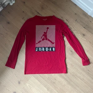 Röd långärmad Jordan tröja - en Jordan tröja som är förliten för mig.