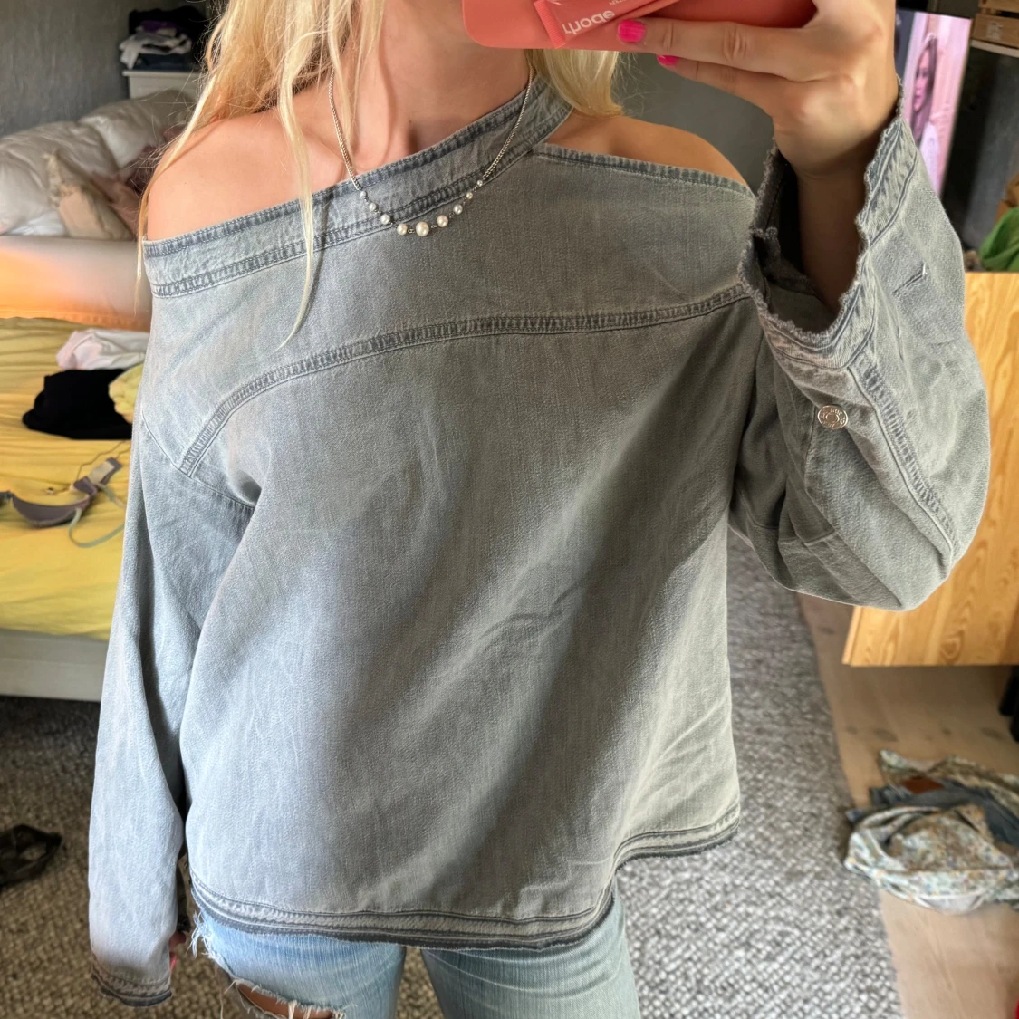 Grå off-shoulder tröja