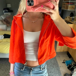 Trekvartsärmad zip-hoodie - Orange/röd trekvartsärmad zip-hoodie. Den är endast testad och aldrig använd🥰