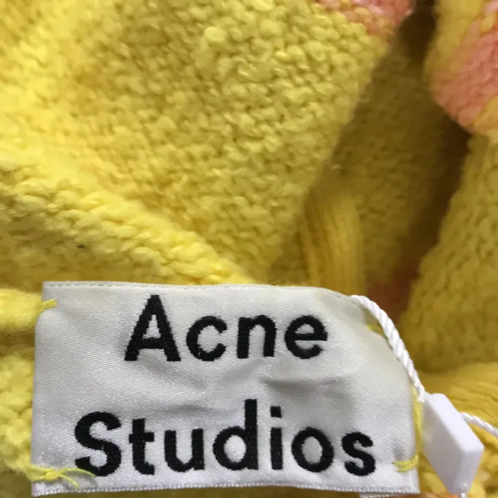 Säljer en supercool gul randig stickad hoodie från Acne Studios. Den är i storlek M och har en dragkedja framtill. Materialet är 80% bomull, 16% nylon och 4% elastan, vilket gör den både bekväm och stretchig. Sparsamt använd! 💛. Tröjor & Koftor.