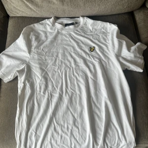 Lyle&scott t-Shirt med skid tryck - Testat den en gång. Inga skador eller märken. Storlek M 