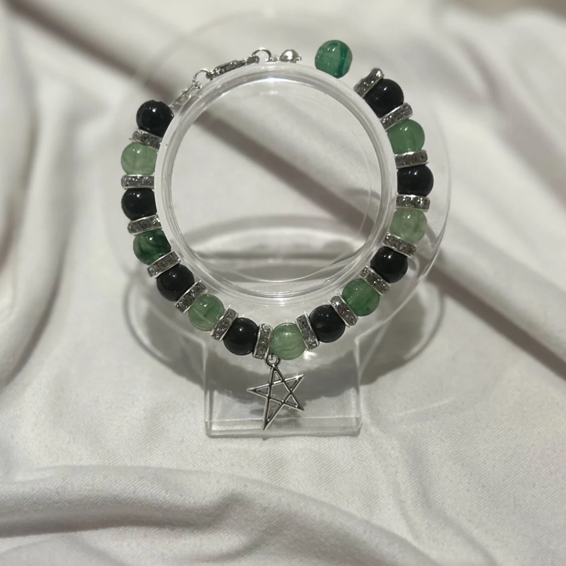 Armband med svarta och gröna pärlor och stjärnhänge