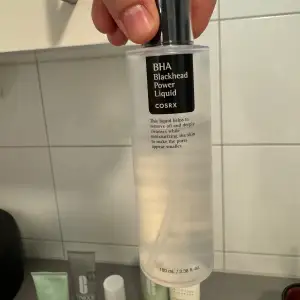 Säljer en BHA Blackhead Power Liquid från COSRX. Denna vätska hjälper till att ta bort pormaskar och kontrollera överflödig talg samtidigt som den återfuktar huden. Flaskan innehåller 100 ml och är perfekt för att göra porerna mindre synliga. Använd efter rengöring och applicera med en bomullspad på ansiktet, undvik ögonområdet.