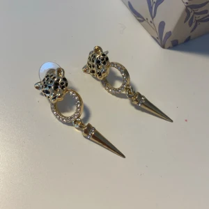 Leopardörhängen 🐆🐆💋 - Jätte jätte snygga leopardörhängen i guld färg som har används väldigt lite och är i bra skick! Hör av er vid intresse! 💋