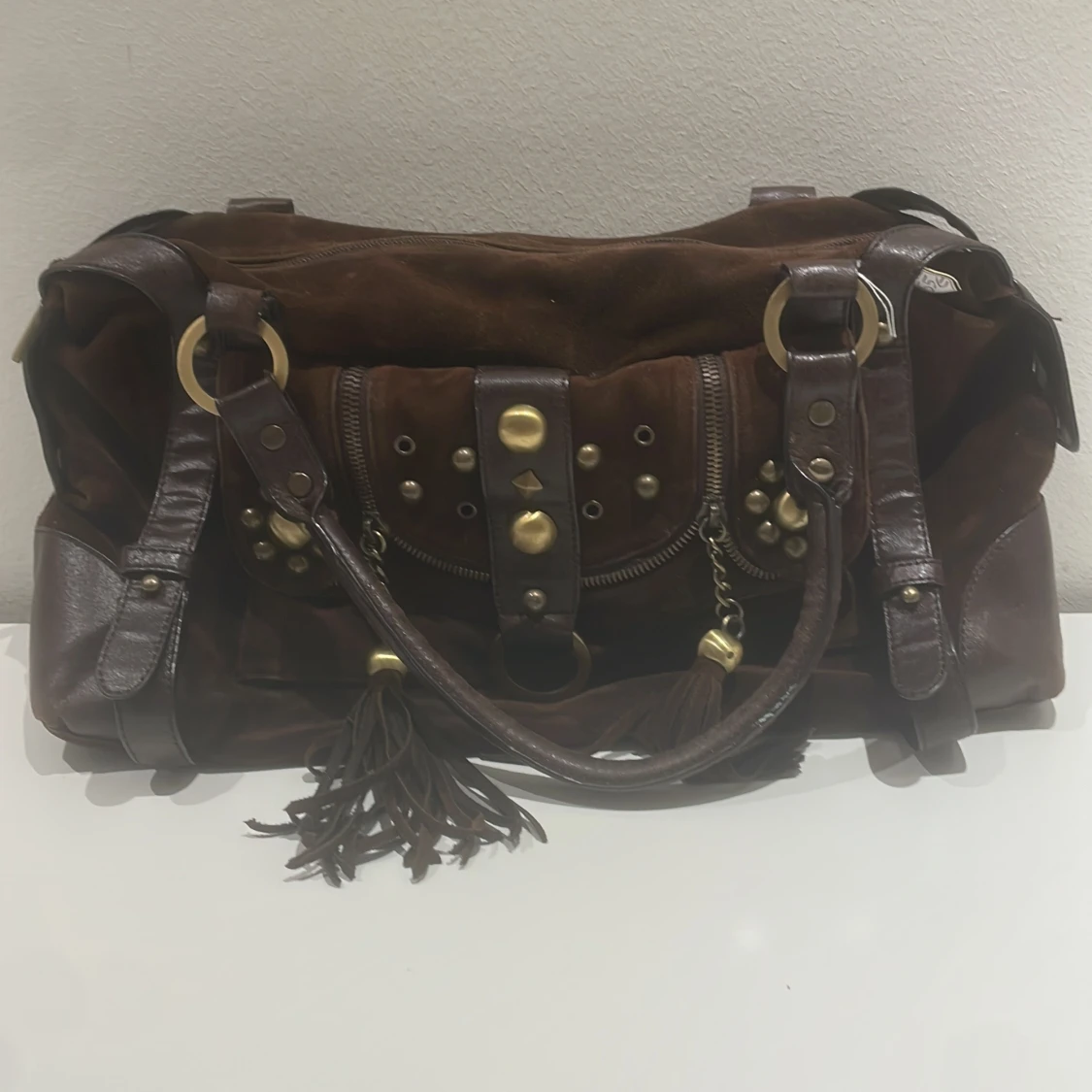 Brun axelväska med fransar och nitar