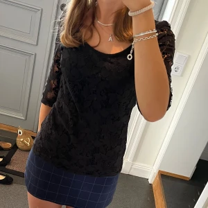 Svart spetstopp  - Svart trekvartsärmad spetstopp i fint skick från Bershka. Kan inte hitta storlek men skulle säga S/M. Använd gärna köp nu!