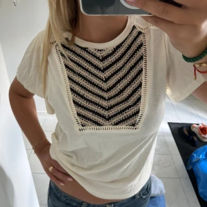 T shirt blus - Så söt t shirt med fina ärmar och broderi framtill💕 Går ner i rpis vid snabb affär!