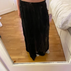 Svart lång kjol  - Jätte jätte fin svart lång kjol med rosett där bak💕