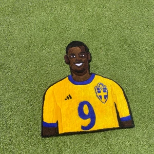 Alexander isak matta             - Egengjord Alexander Isak matta 95:75 cm  De är en egengjord tuftat matta med Alexander Isak som motiv. En matta som du kan ha snyggt uppsats på vägen som konst eller en matta på golvet för att liva up de kala. Den är gjord av akrylgarn och tog 12h 