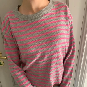 Bomull långärmad tröja - Långärmad tröja i bomull  I bra skick Köparen står för frakt 