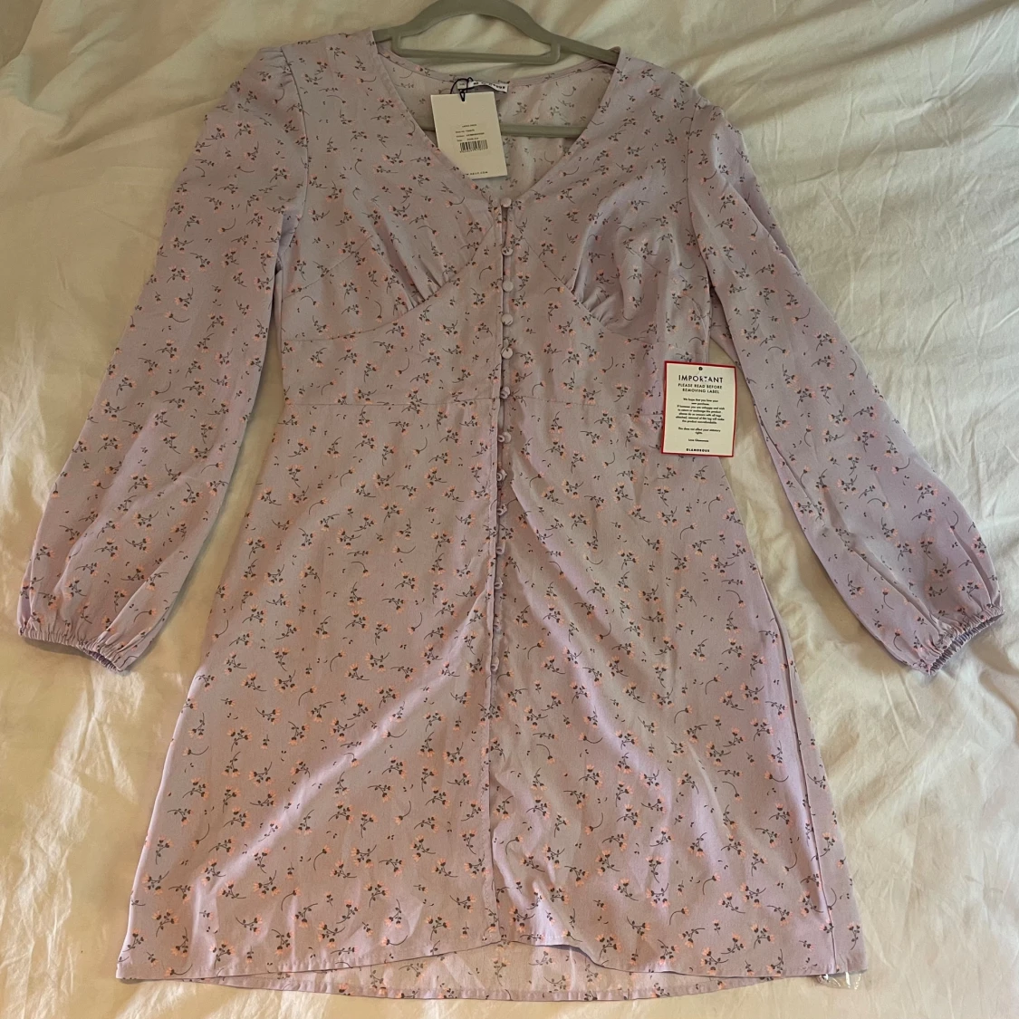 Oanvänd lila klänning