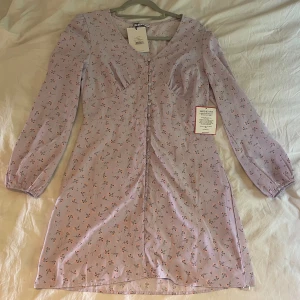 Oanvänd lila klänning - Oanvänd lila klänning från Nelly med lappar kvar! Storlek S