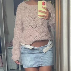 Beige stickad tröja  - Mönsterstickad tröja i en mörkare beige nyans. Osäker på storlek men jag har S så skulle säga S 