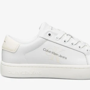Calvin Klein skor - Jag säljer mina nya Calvin Klein skor i storlek 37, använda en gång, säljer då jag beställde fel storlek Kartongen till skorna finns kvar