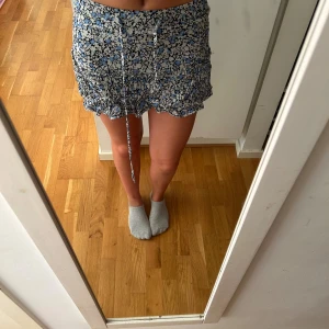Kjol från Zara - kjol från Zara med shorts undertill. Bra skick men bandet har en liten defekt på sig (skriv för bild) Köparen står för frakten💕💕