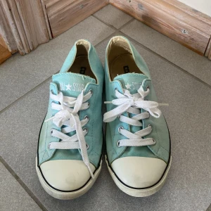 Turkosa Converse sneakers - Säljer ett par turkosa Converse sneakers i storlek 38. Skorna är i välanvänt skick men fortfarande bekväma och snygga.